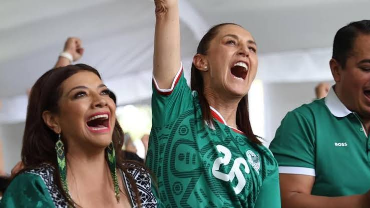 Claudia Sheinbaum festejando gol de México