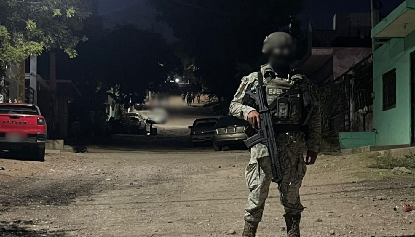Militar sobre una calle de terracería