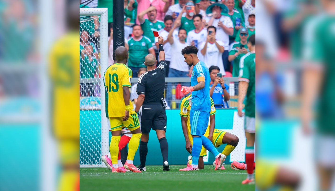 Sphephelo Sithole siendo expulsado durante el México vs Sudáfrica.