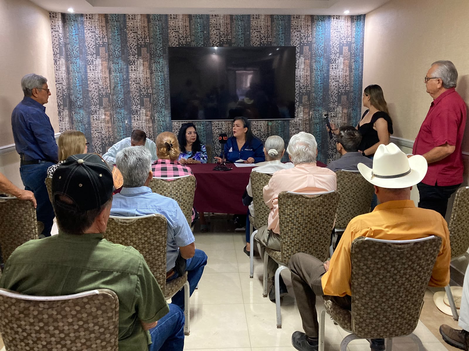 Conferencia de prensa con autoridades y habitantes