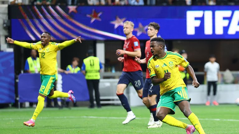 Jugadores de las selecciones nacionales de Sudáfrica y República Checa durante el encuentro que sostuvieron en el Mundial 2026