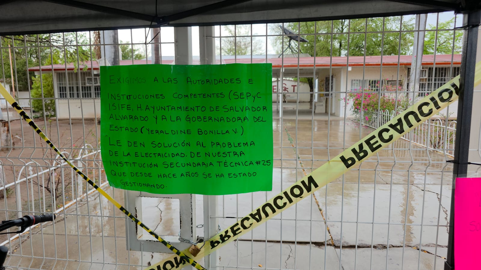 Inconformidad escrita en una cartulina por padres de la ETI 25.