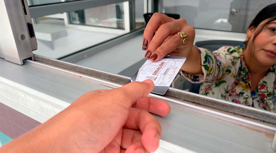 Manos de dos personas sosteniendo una tarjeta en un módulo de atención