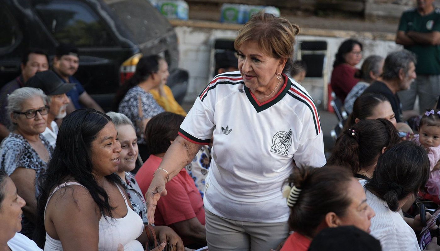 Tere Guerra entre personas en una sesión de Diálogos Ciudadanos y Legislativos