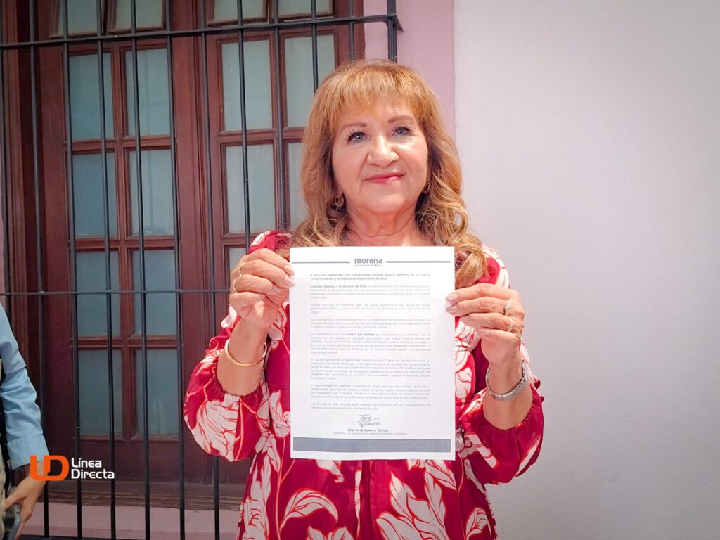 Tere Guerra con un papel en sus manos