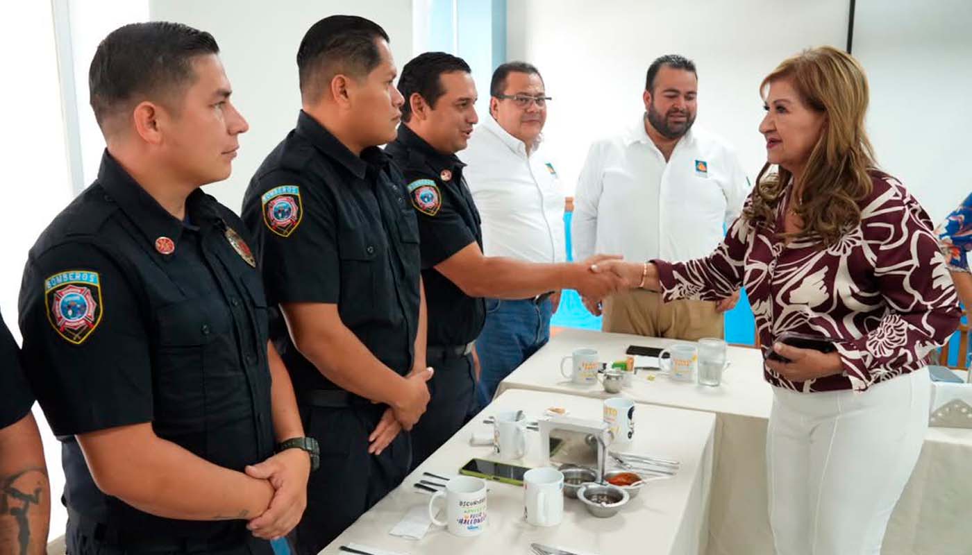 Tere Guerra se reúne con bomberos en Mazatlán