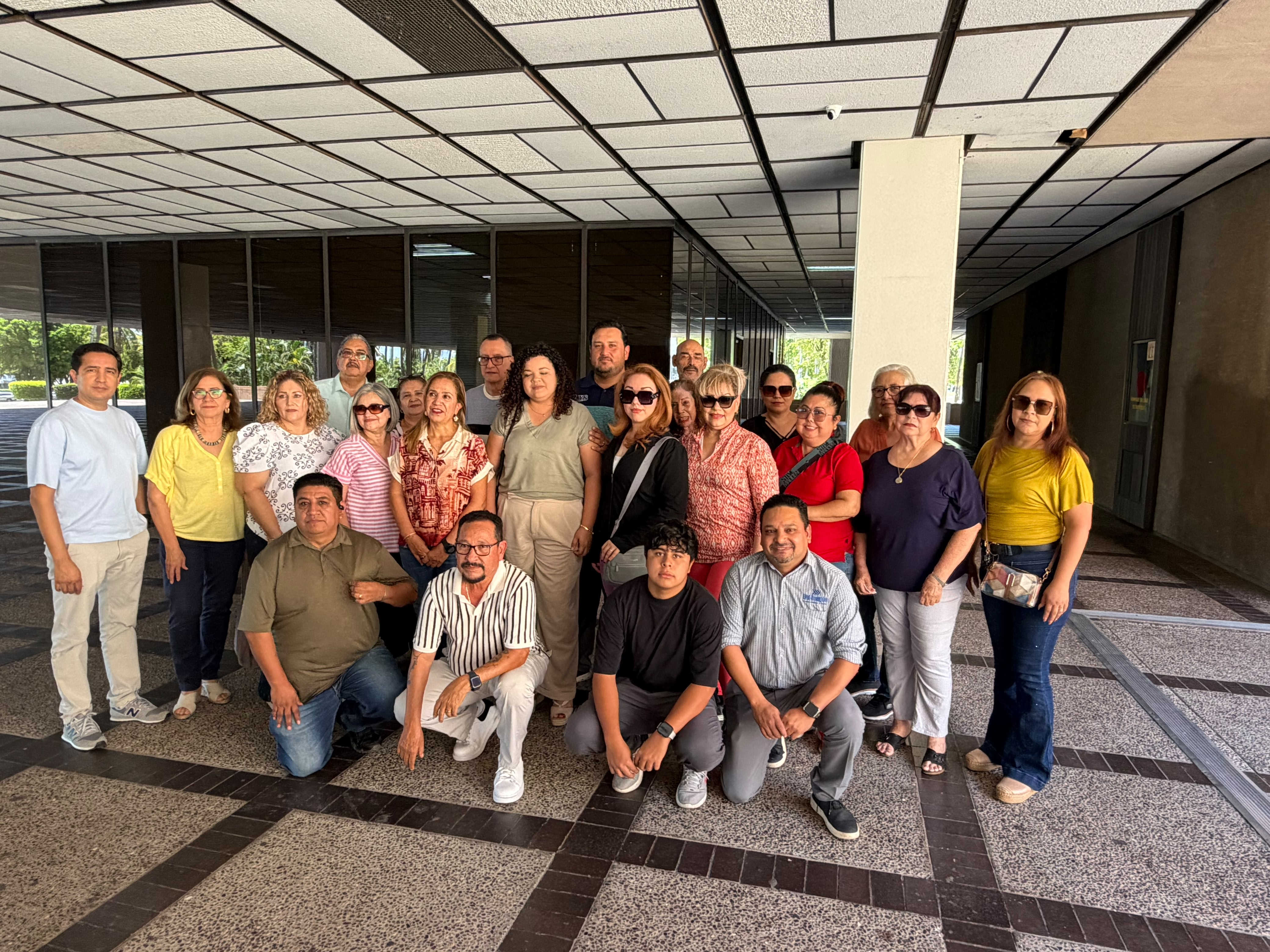 Personas formadas para foto grupal