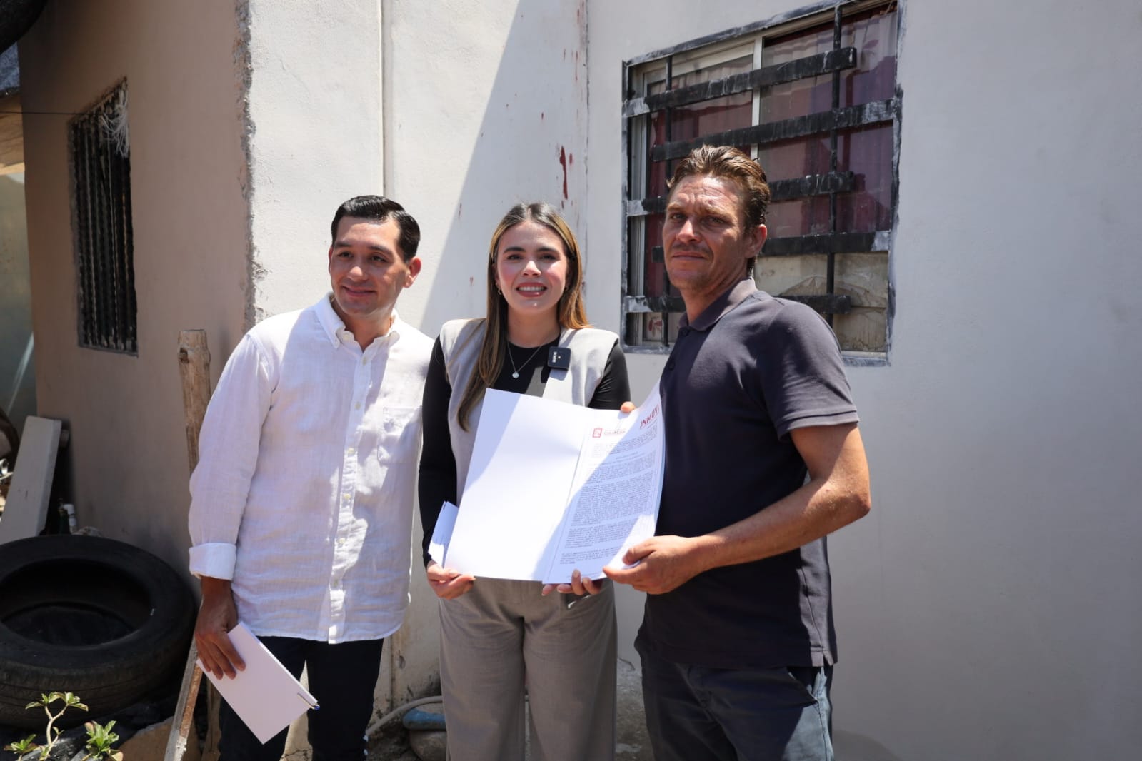 Alcaldesa Ana Miriam Ramos entregando títulos de propiedad en Culiacán.