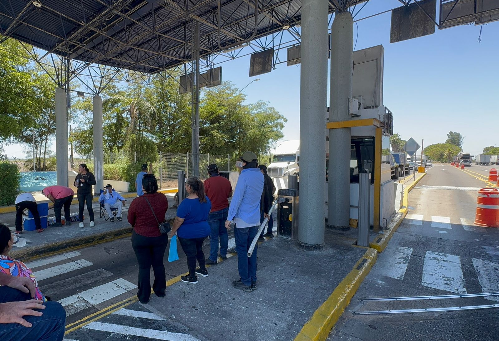 Productores tomando una caseta de cobro en Sinaloa.
