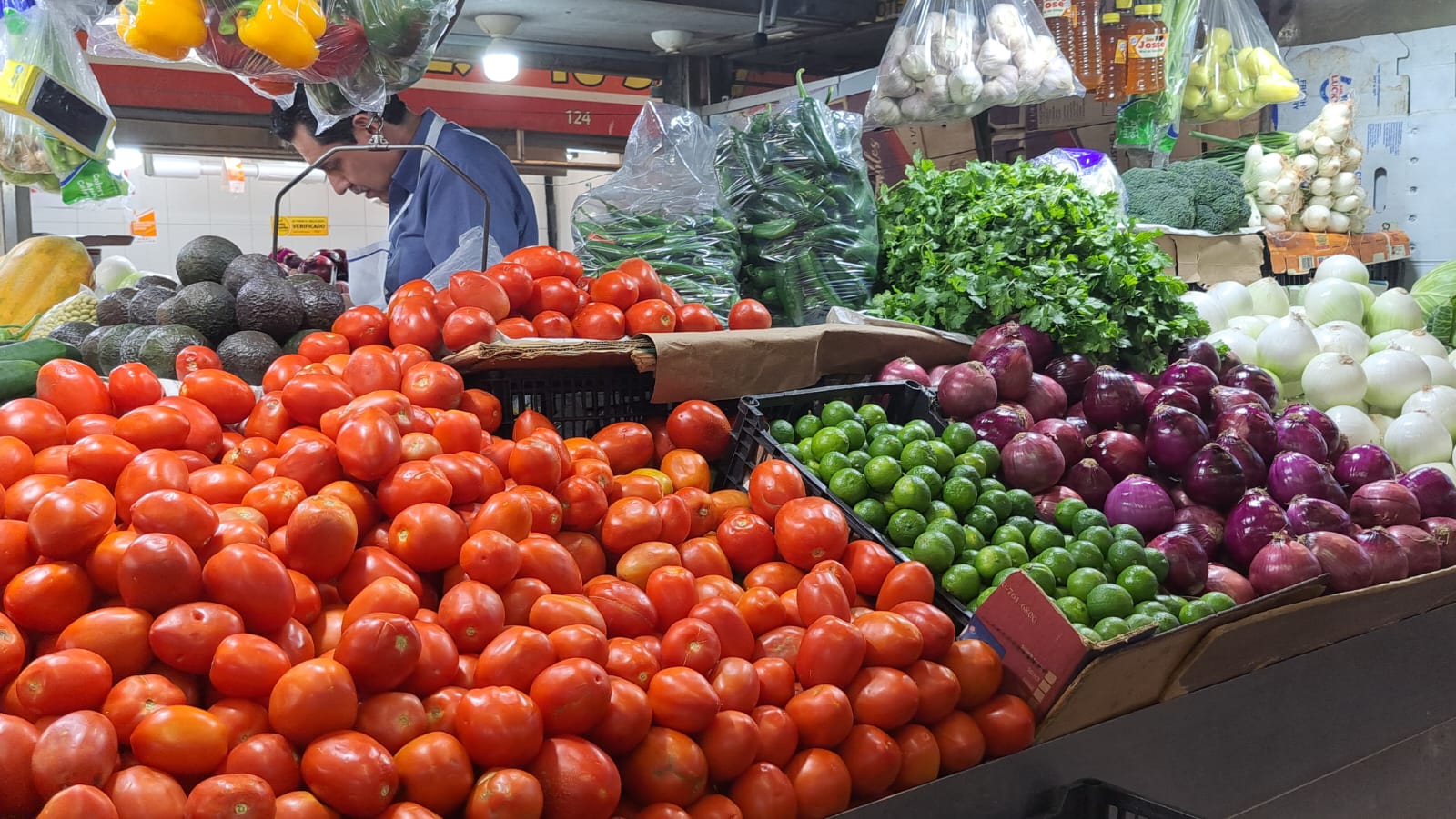 Venta de tomate y verduras.