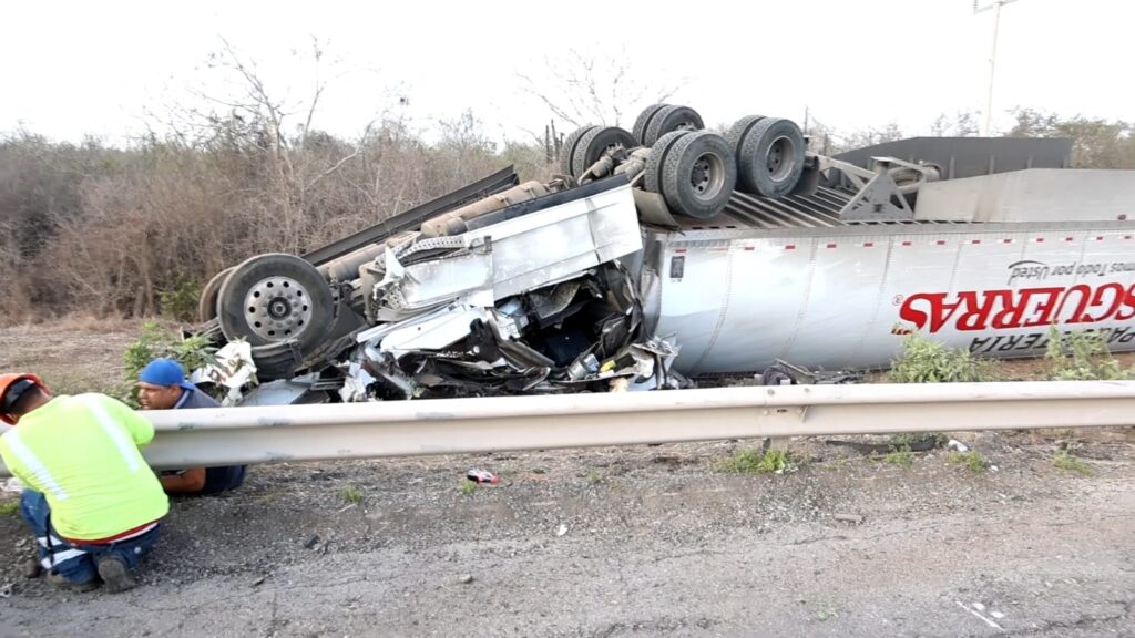 Tráiler volcado a un costado de la autopista Culiacán-Mazatlán.