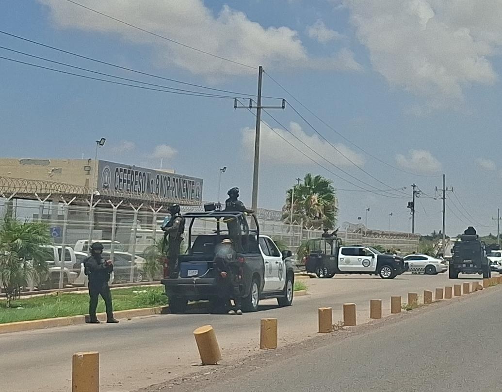 Patrullas de la SSPC y elementos federales alrededor frente al Cefereso 8 de Guasave