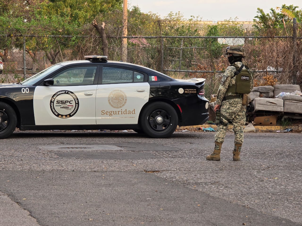 Elementos militar en el lugar del triple asesinato.