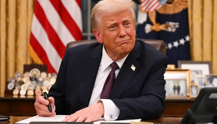 Trump firma una orden para supervisar modelos de inteligencia artificial en EU