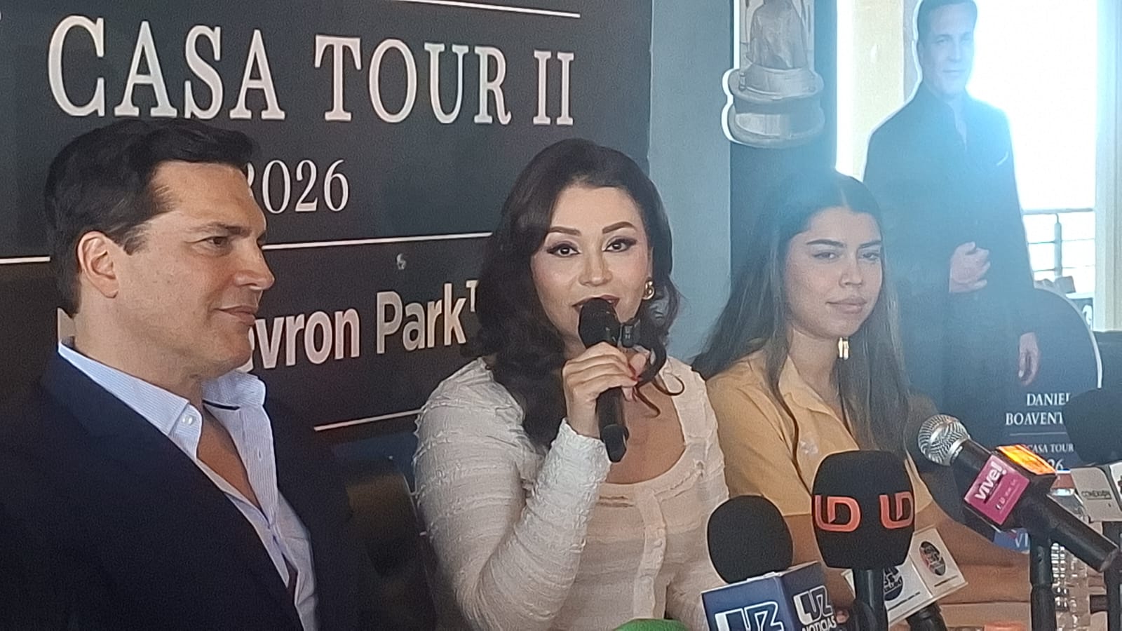 Directora de Turismo en el municipio de Ahome, Arianna Carrera Ugarte con un micrófono en conferencia de prensa