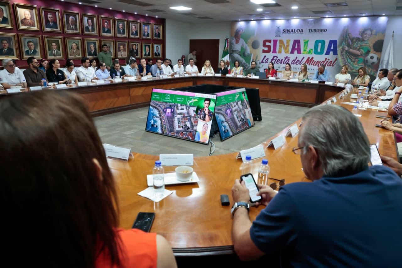 Personalidades en cuarto con pantallas y presentación de turismo
