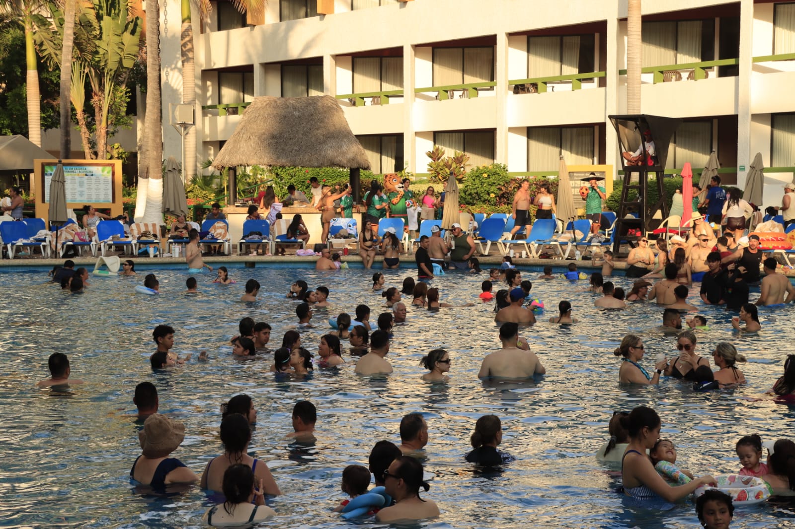 Turistas alberca hotel Mazatlán
