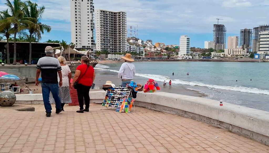 Turistas y puesto de venta en Mazatlán