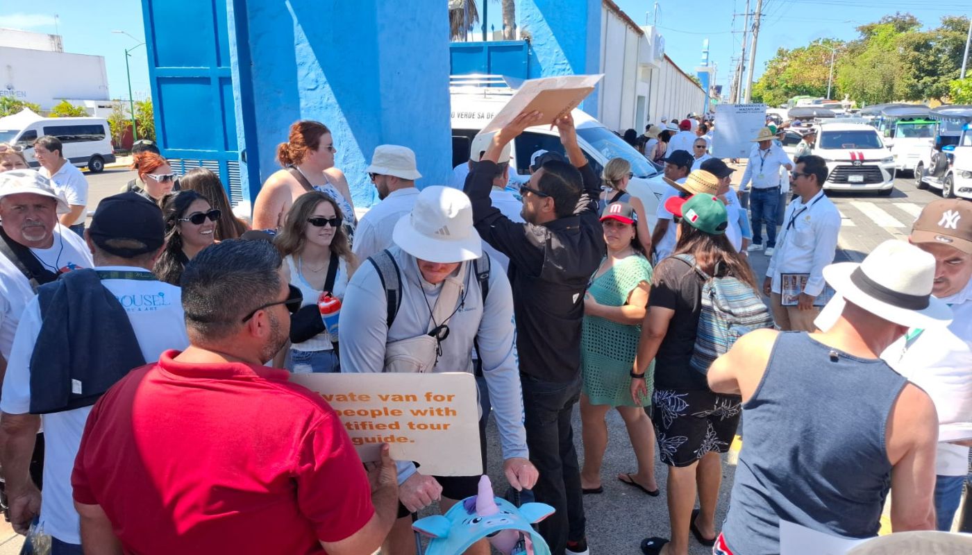 Turistas afuera del muelle fiscal en Mazatlán