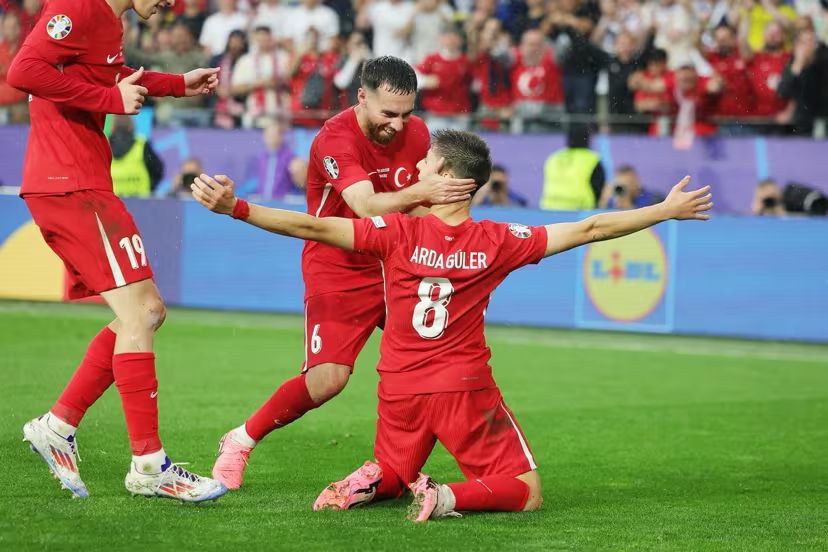 Jugadores de Turquía celebrando en el terreno de juego