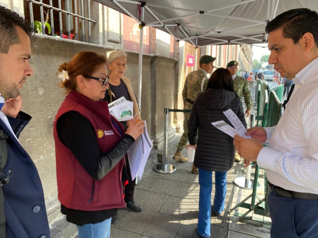 Personal de la UAS junto a una persona con chaleco tiunton