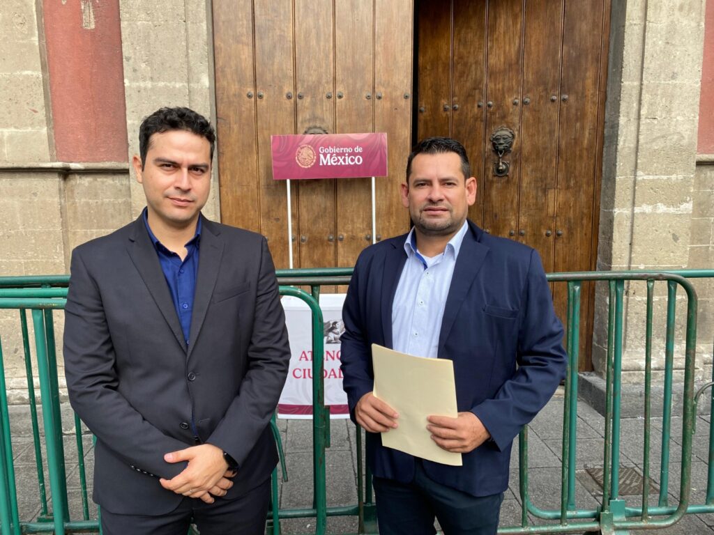 Dos personas del sindicato de trabajadores de la UAS frente a palacio nacional