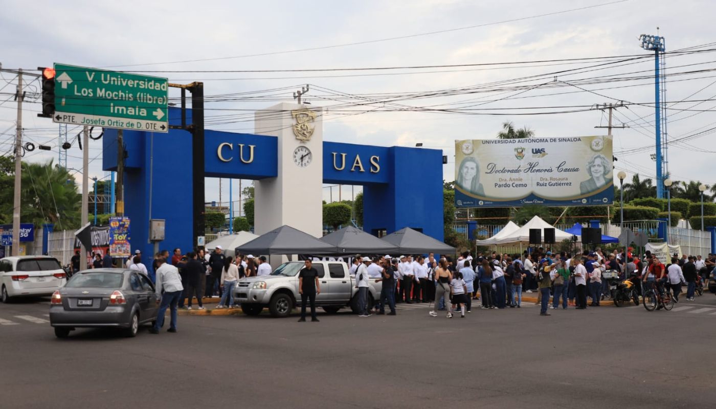 Personas realizando una manifestación afuera de la UAS