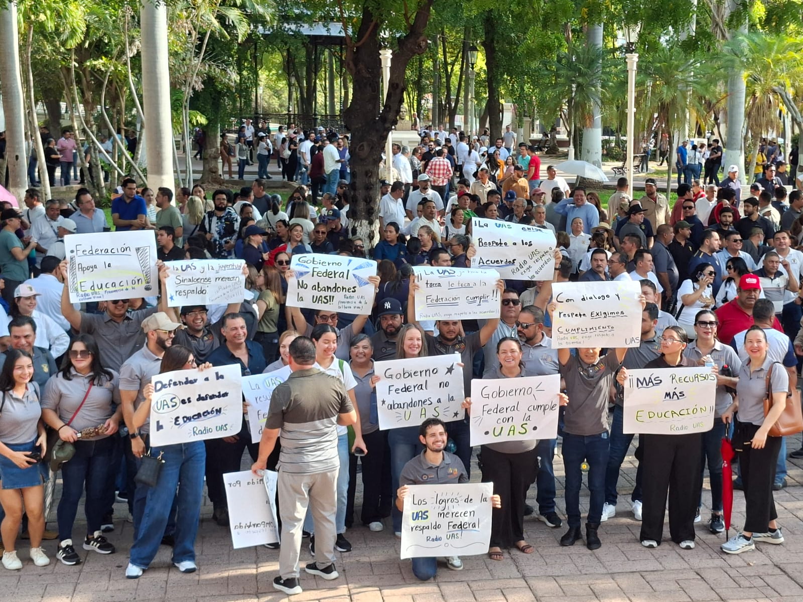 trabajadores de la UAS en protesta con carteles