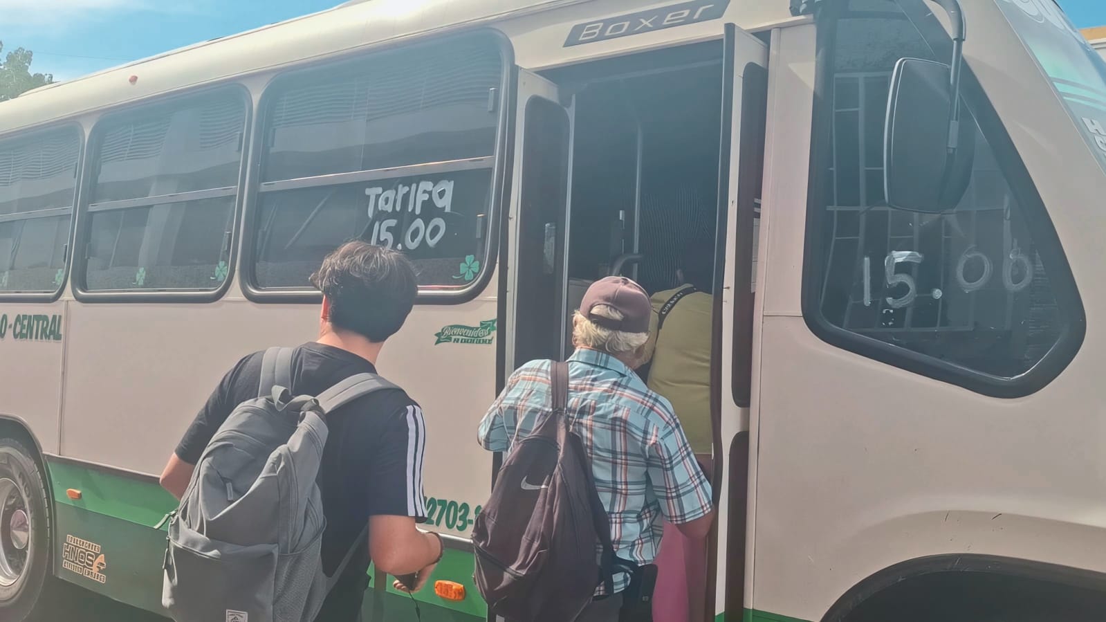 Ciudadanos hacen uso del transporte urbano en Culiacán