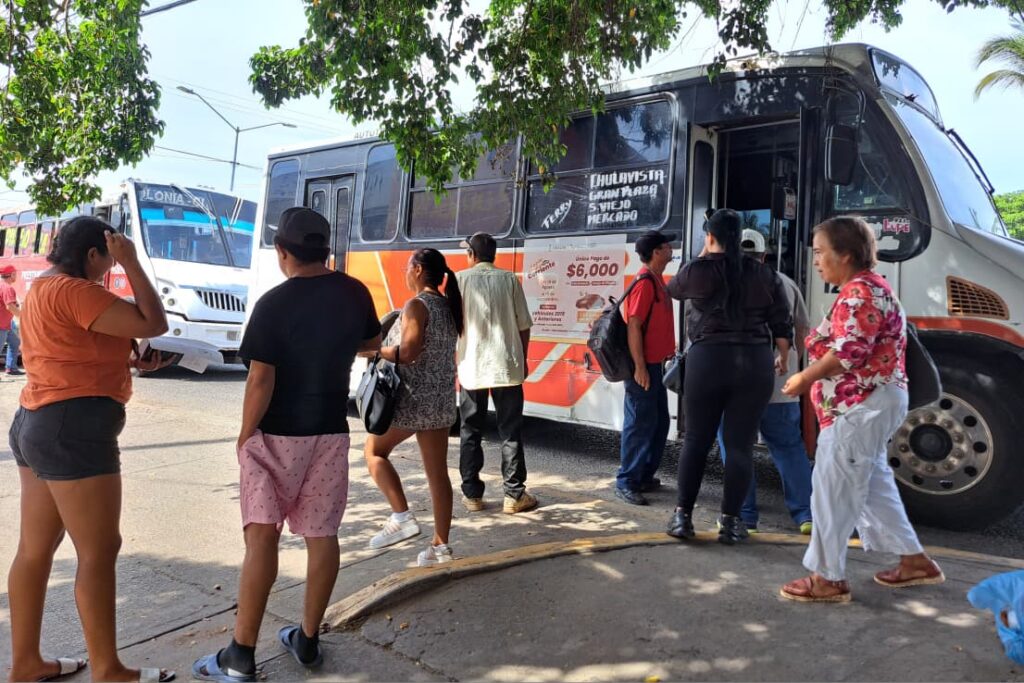 Mazatlecos esperan autobús del transporte urbano
