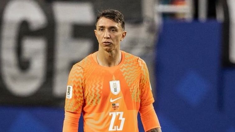 Uruguay hace cambio de porteros tras error de Muslera contra España