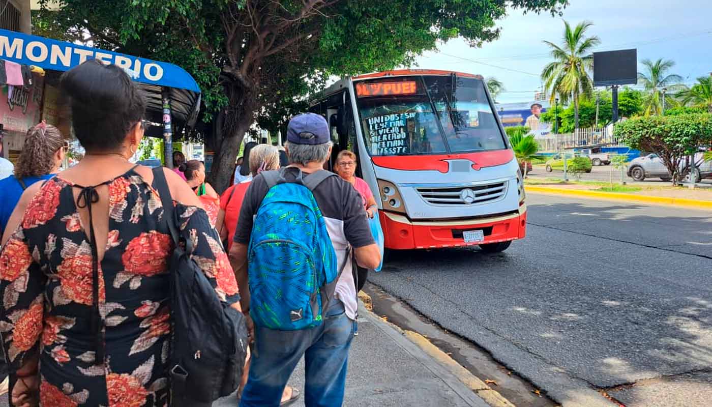 Mazatlecos esperan autobús del transporte urbano