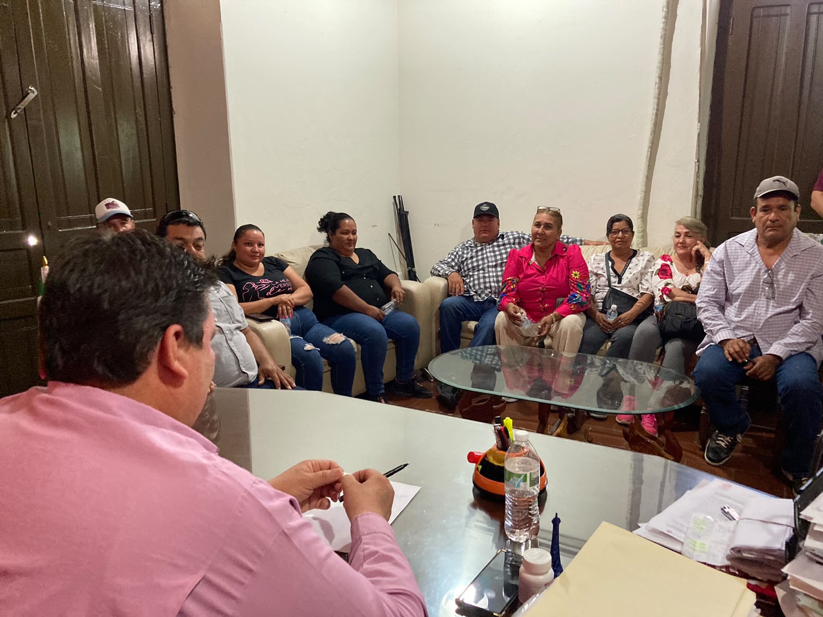 Vecinos de Hoyancos reunidos con el secretario del ayuntamiento, Luis Alberto Lugo Gaxiola.