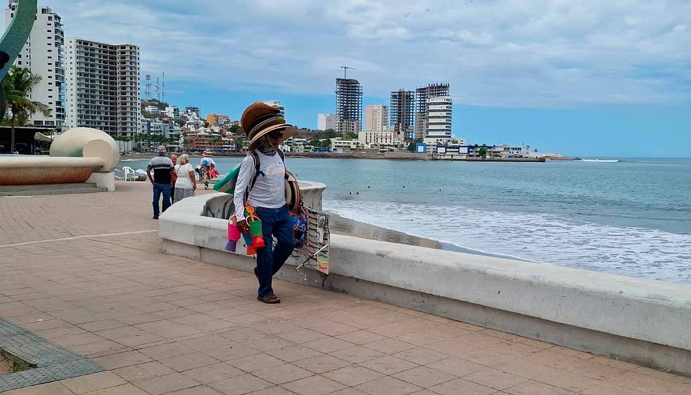 Vendedor de playa recorre Mazatlán