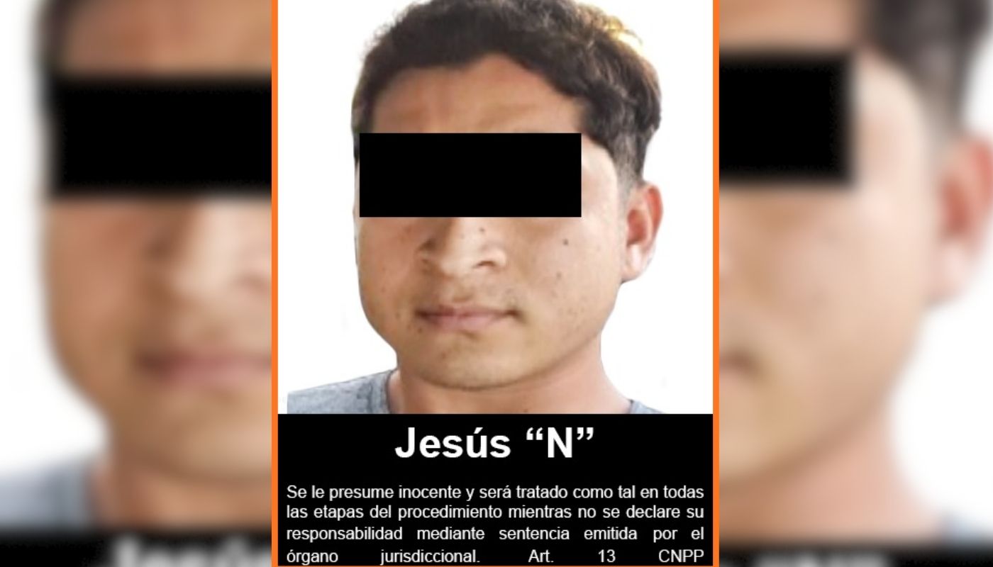 Hombre con una cinta negra en los ojos con letras blancas