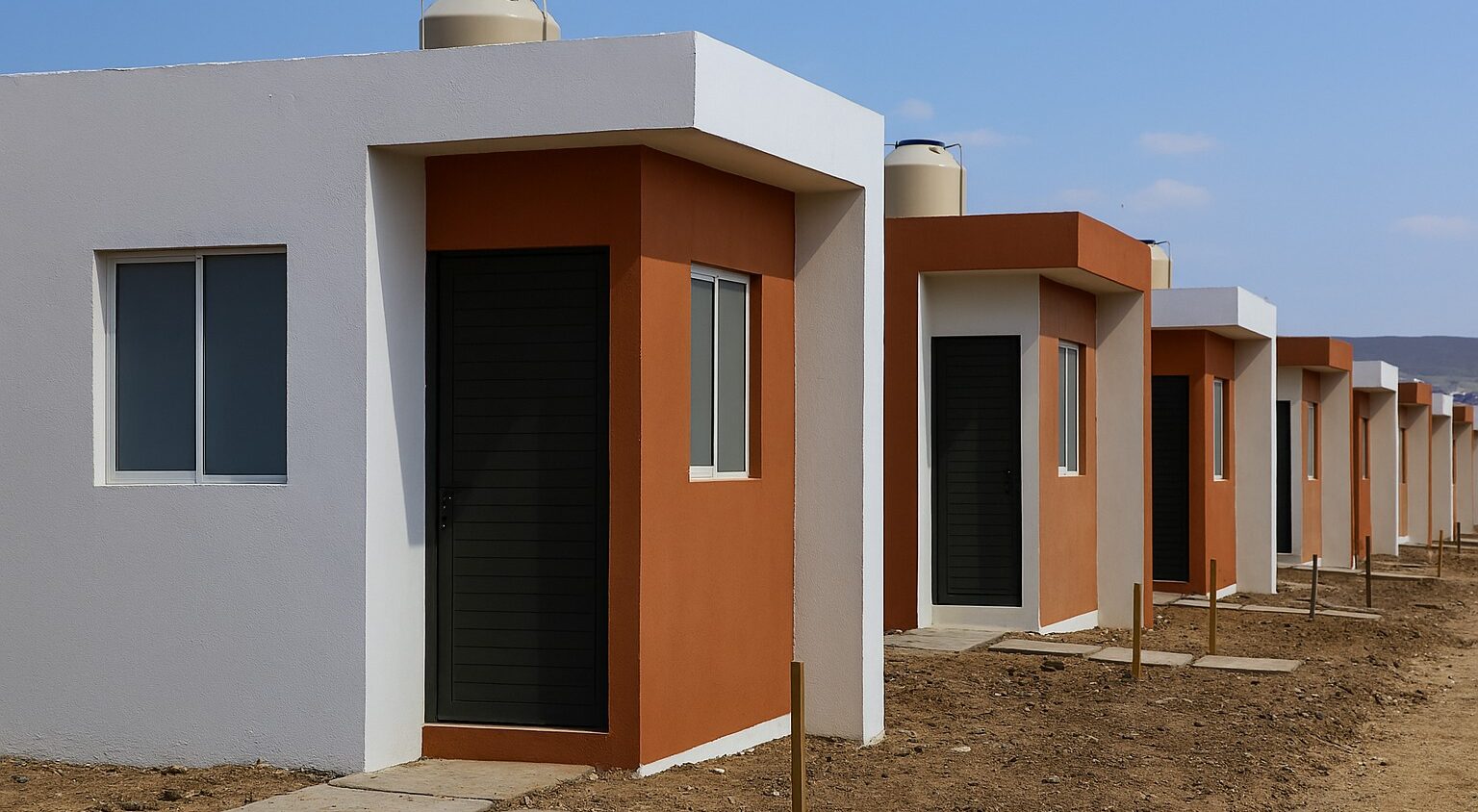 Casas del Bienestar color blanco y naranja