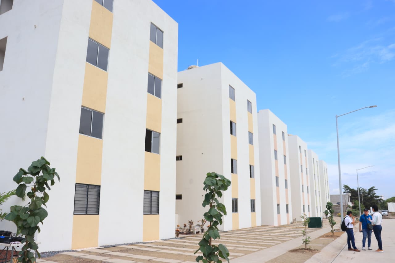 Casas color blanco en un fraccionamiento