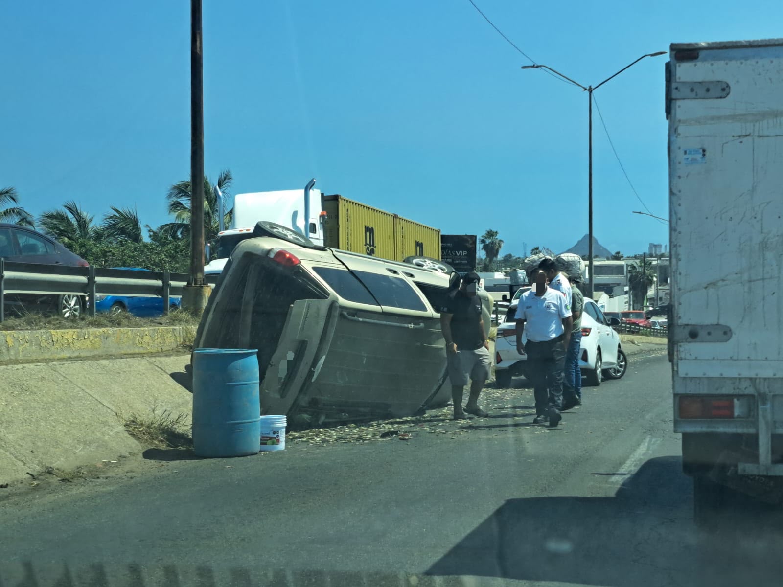 Vehículo volcado en el Paso Superior, en Mazatlán.