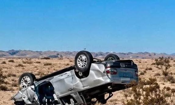 carro gris volcado