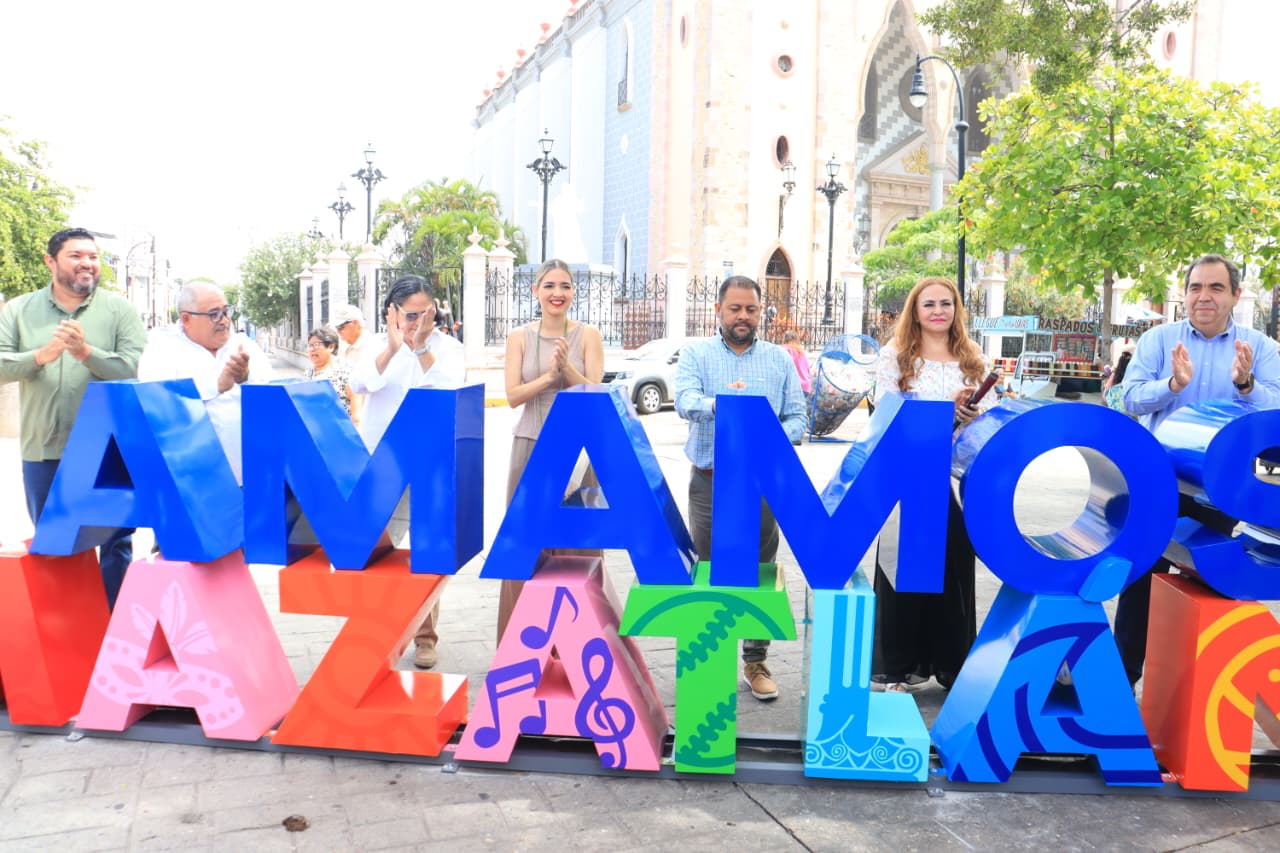 Letras de colores de Amamos Mazatlán