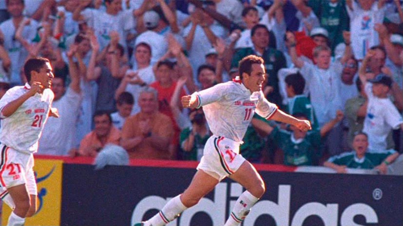 jugadores de mexico con uniforme blanco corren