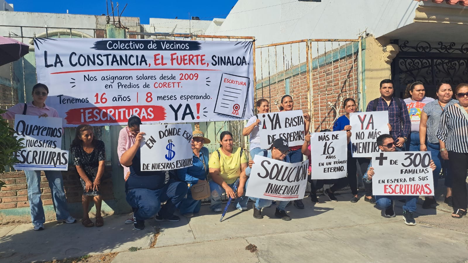 Personas con pancartas
