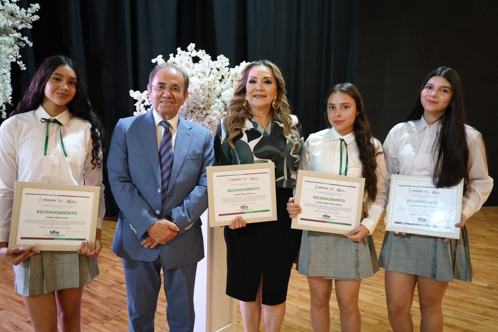 Gente con reconocimientos estudiantes cobaes