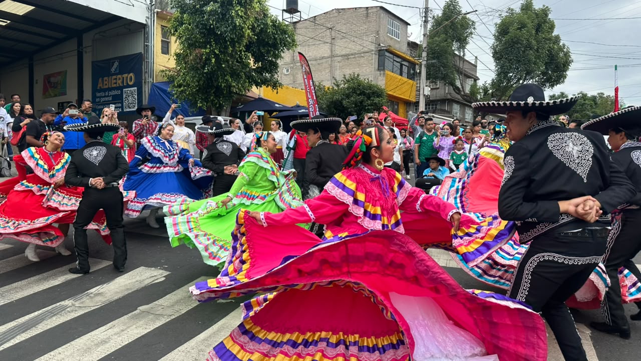 Bailan con trajes de folklor mexicano
