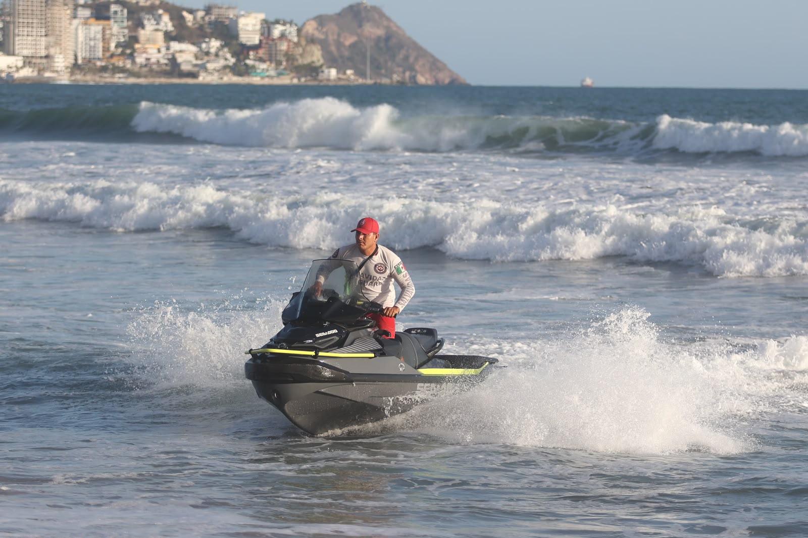 Salvavidas rescatan a siete bañistas en playas de Mazatlán por fuerte oleaje