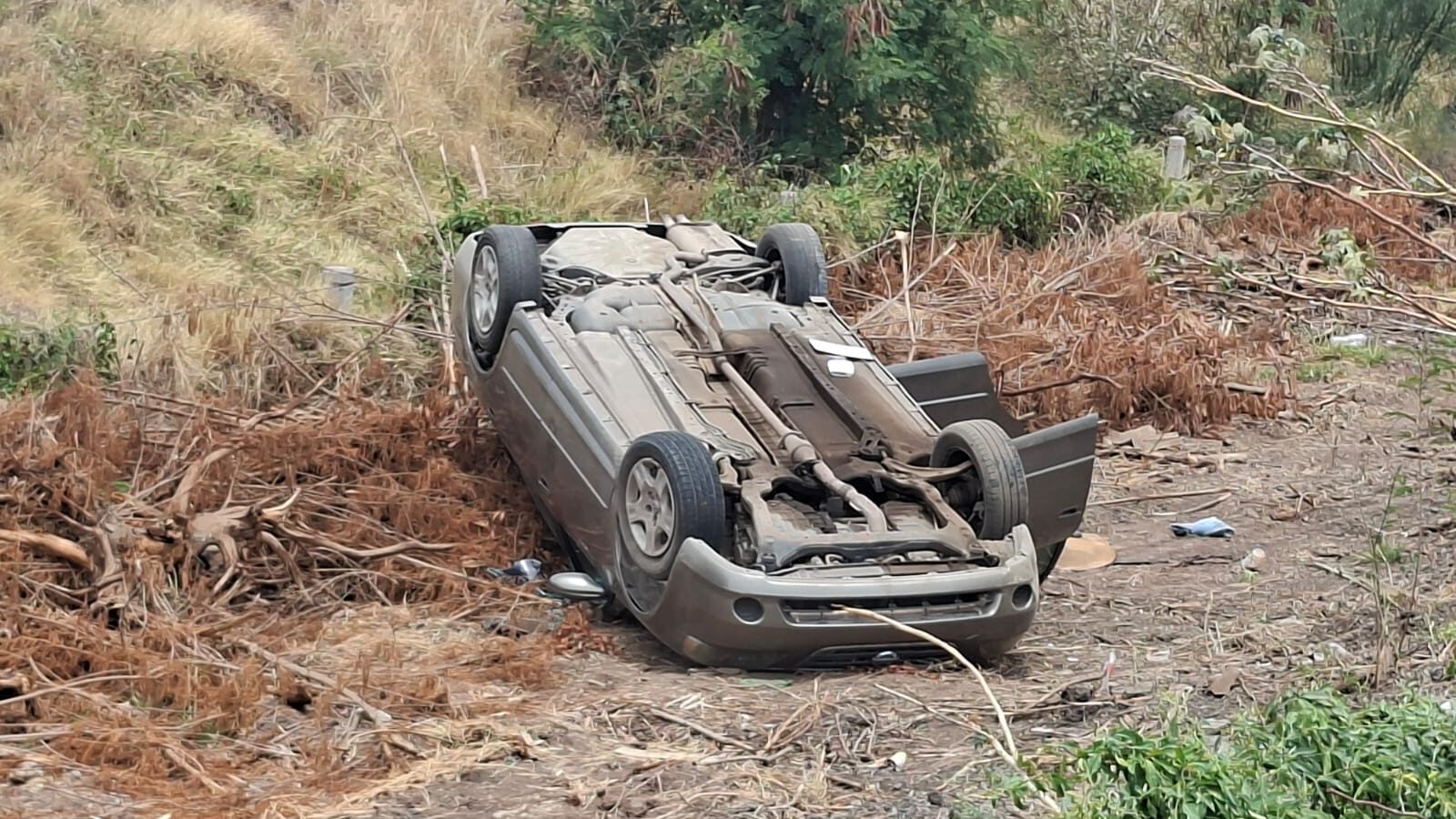Automóvil volcado en Guasave