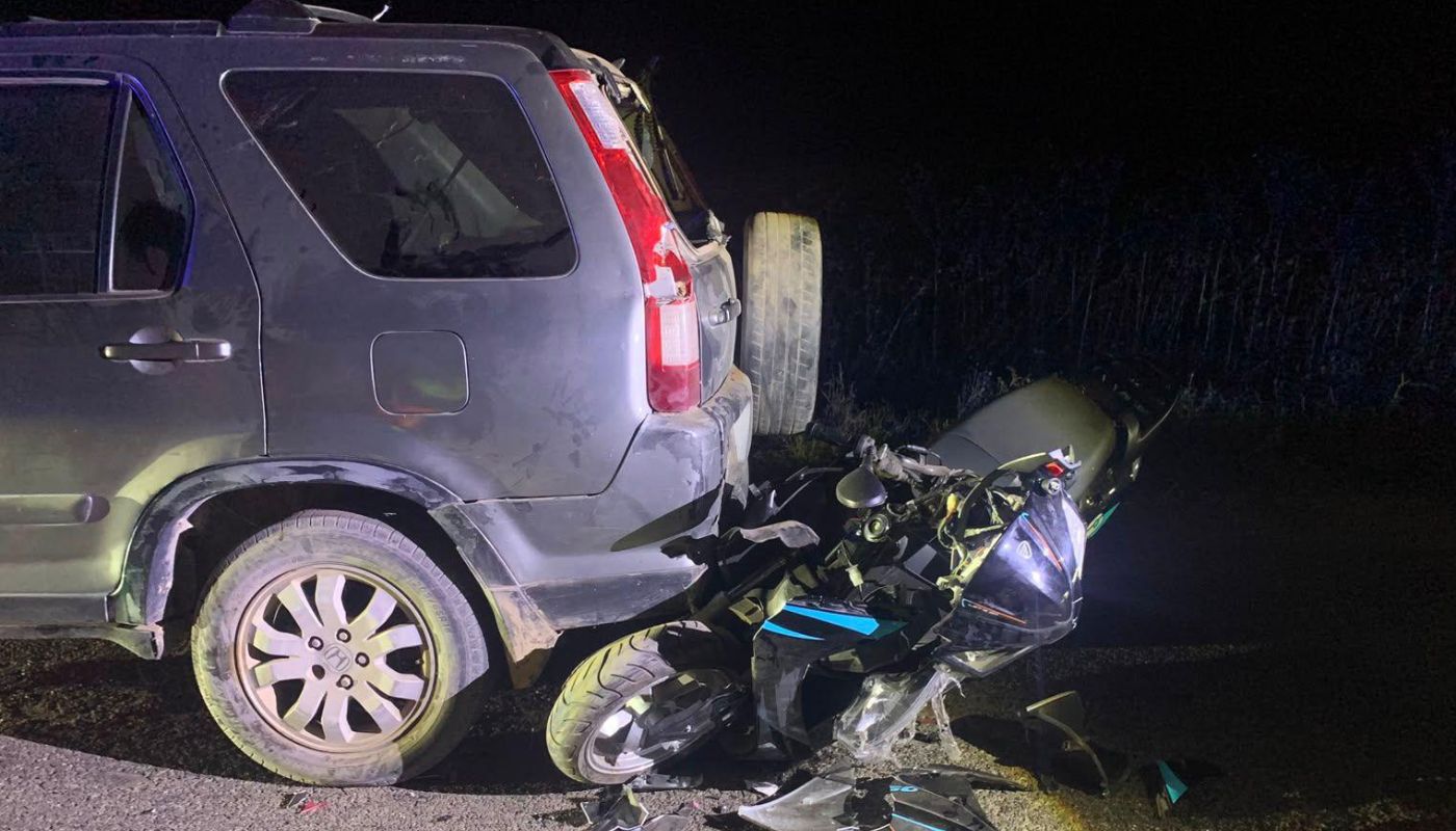 Parte trasera de una camioneta y una motocicleta impactada