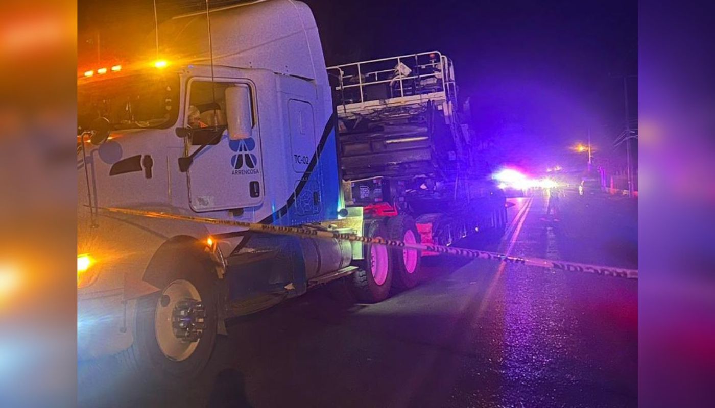 Tráiler de carga en una calle con una cinta amarilla de precaución