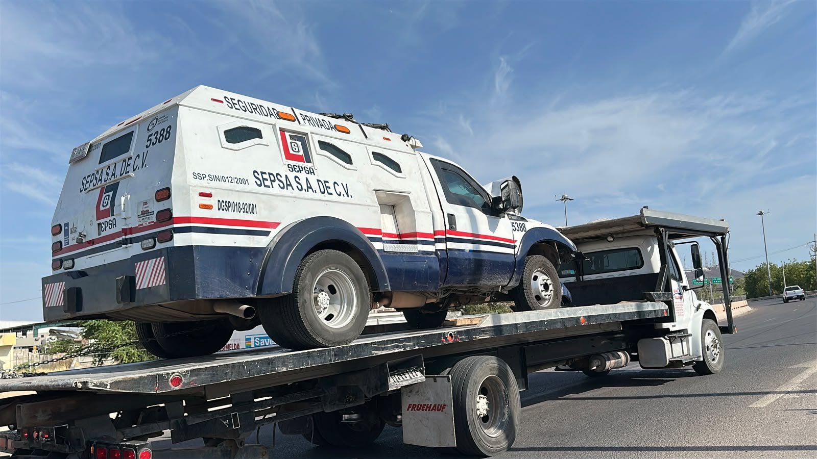 accidente entre camioneta de valores y tráiler
