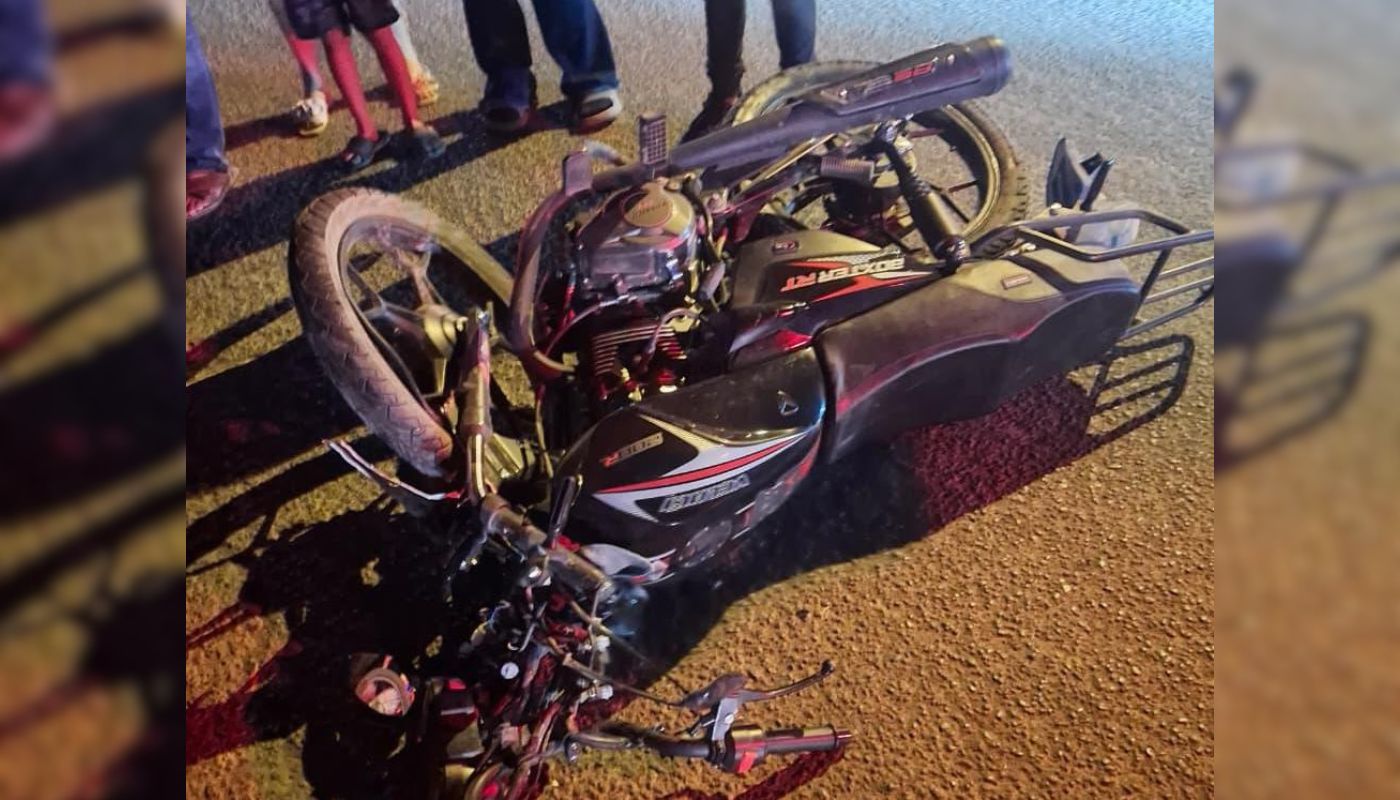 motocicleta tirada en una calle